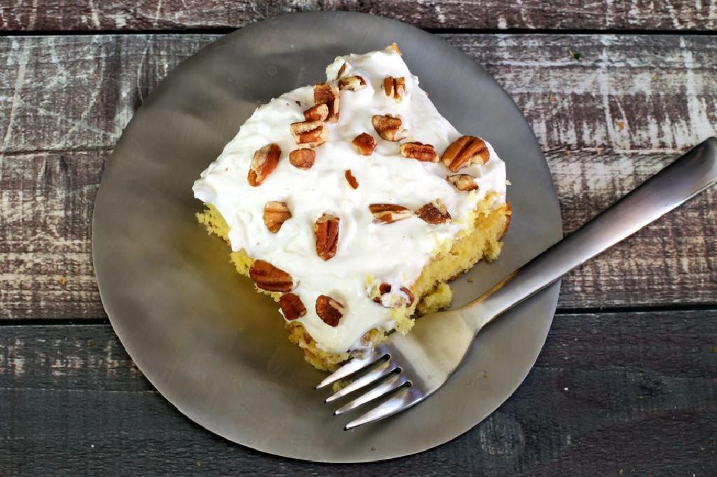 Gateau Pina Colada Avec Garniture Fouettee A La Noix De Coco