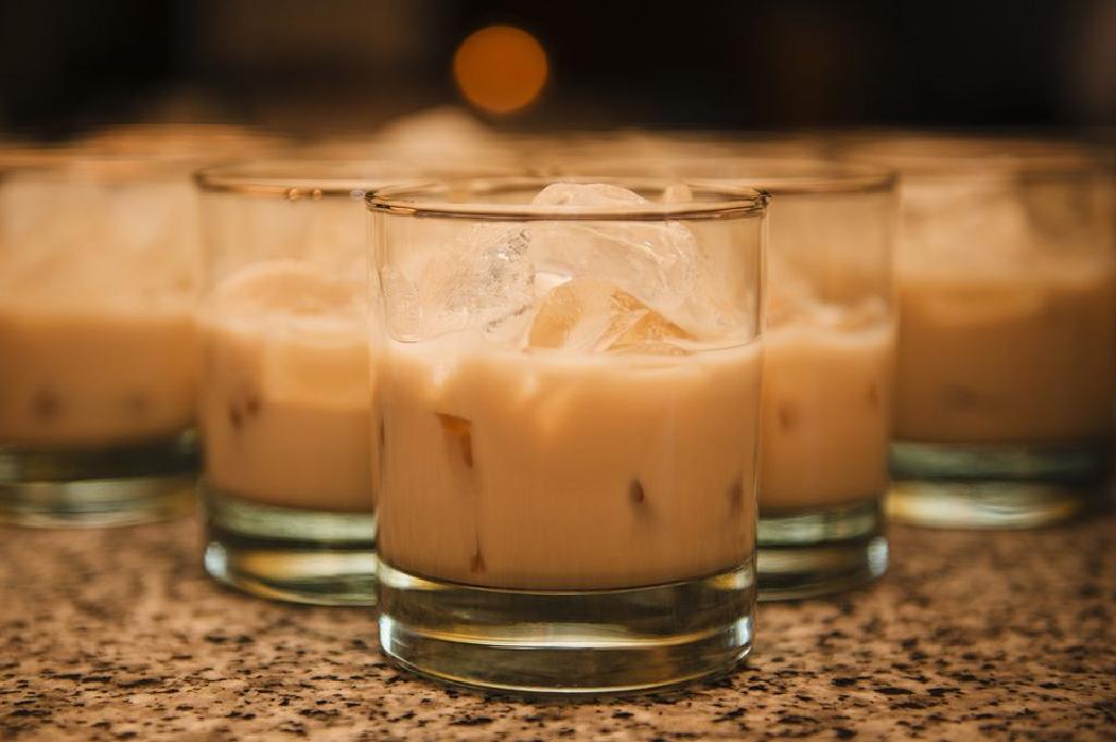 الخوخ كوكتيل الإسكافي وصفة مع Syroc Peach Vodka