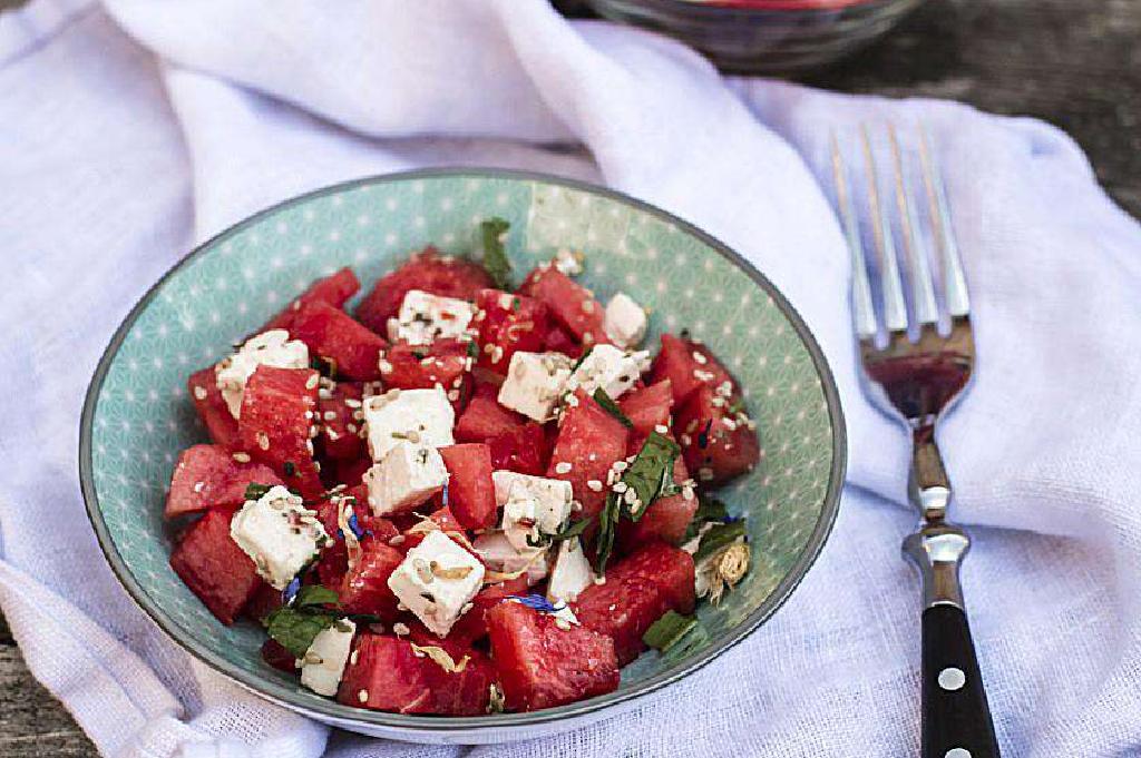 芝士 西瓜和意大利熏火腿沙拉配蜂蜜香醋食谱