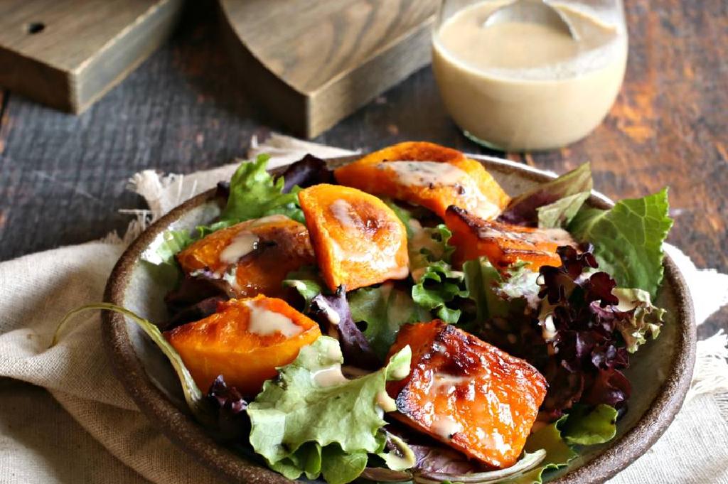 温暖的烤南瓜沙拉配枫叶芝麻酱