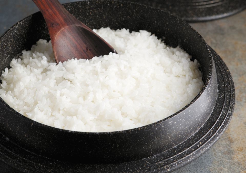 在铁锅里蒸米饭