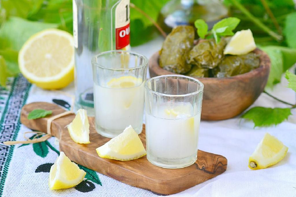 ギリシャ語のouzoを飲む最善の方法 奉仕の提案