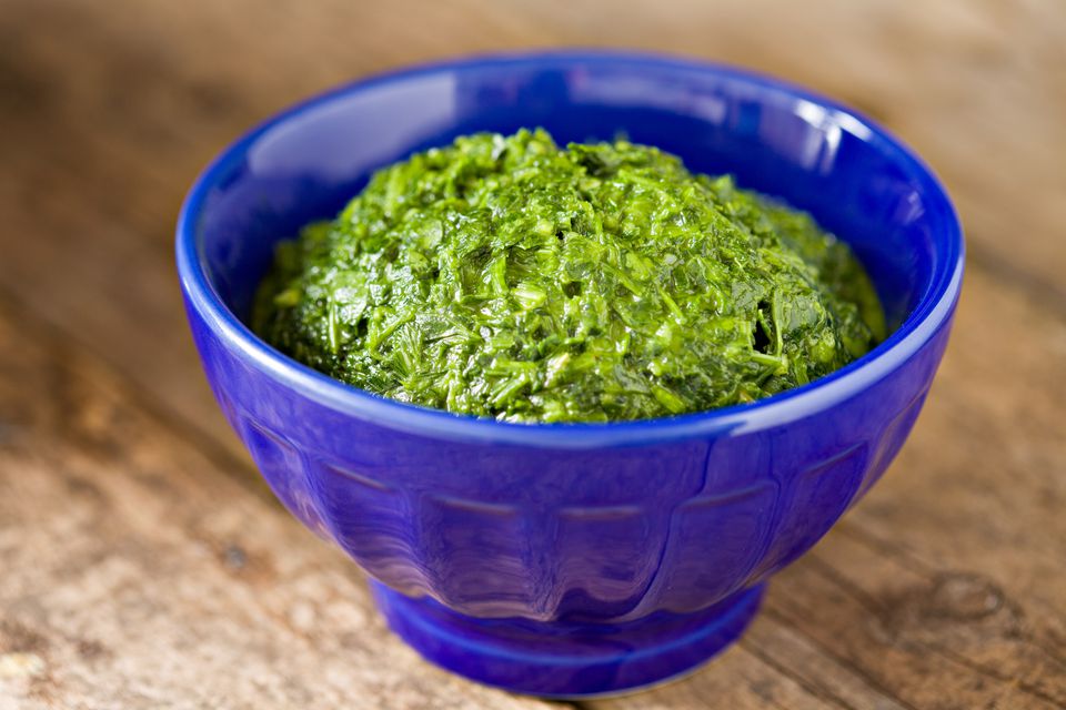 在一個藍色碗的chimichurri