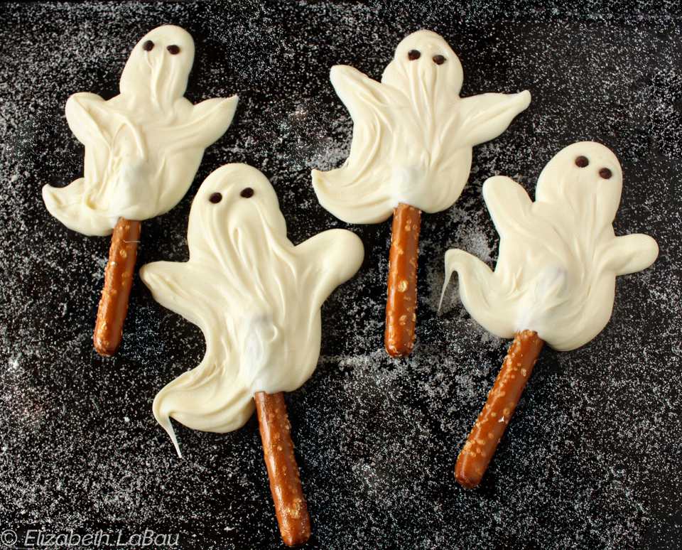 Sobremesa De Heloween: Grupo De Monstro Engraçados, De Fantasma, De Aranha  Feita Do Bolinho De Amêndoa Dos Biscoitos Com Crosta D Foto de Stock -  Imagem de feriado, doce: 126673770