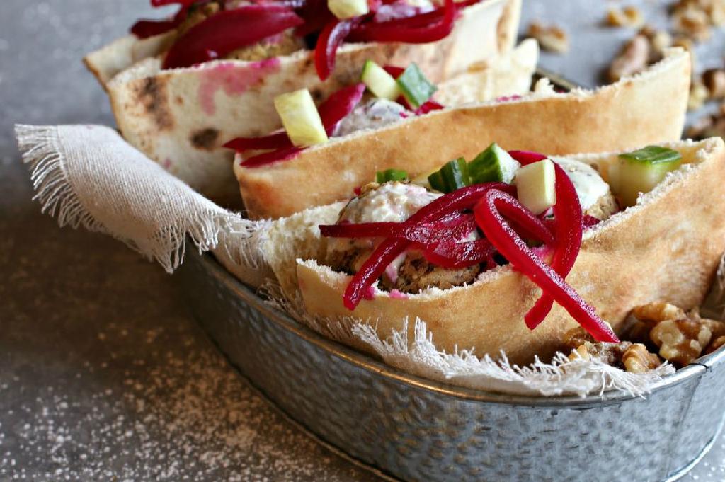 核桃沙拉三明治皮塔饼配腌洋葱