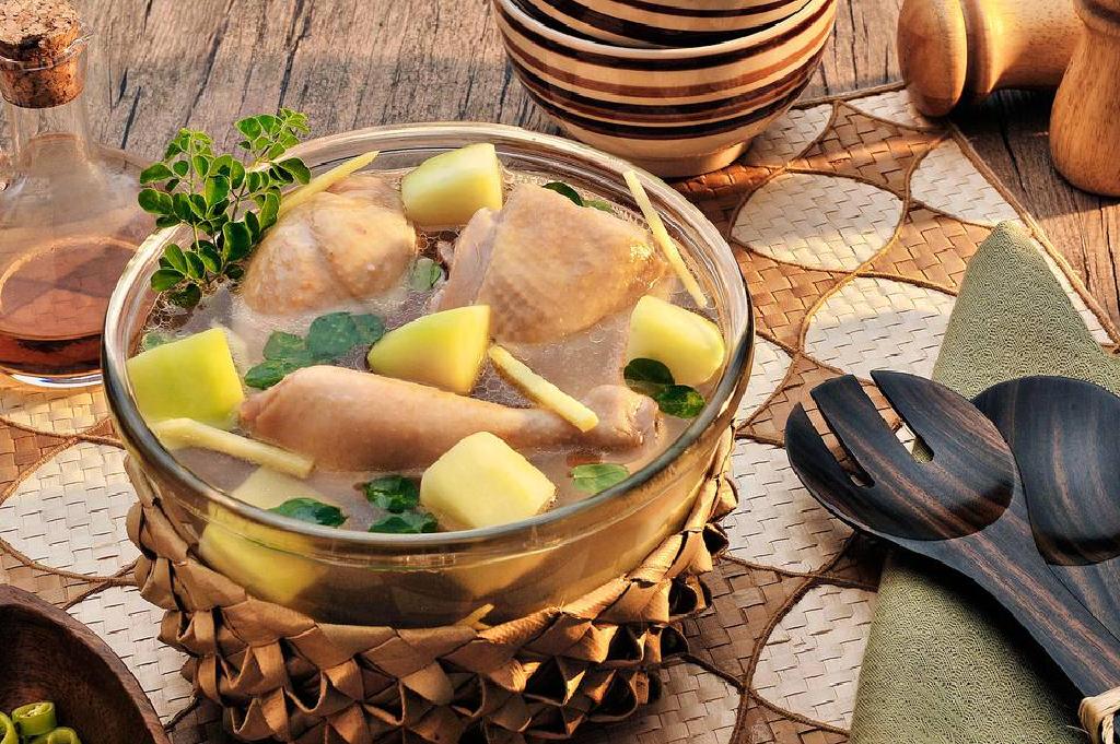 جينجينج دجاج تينولا و شوربة البابايا الخضراء