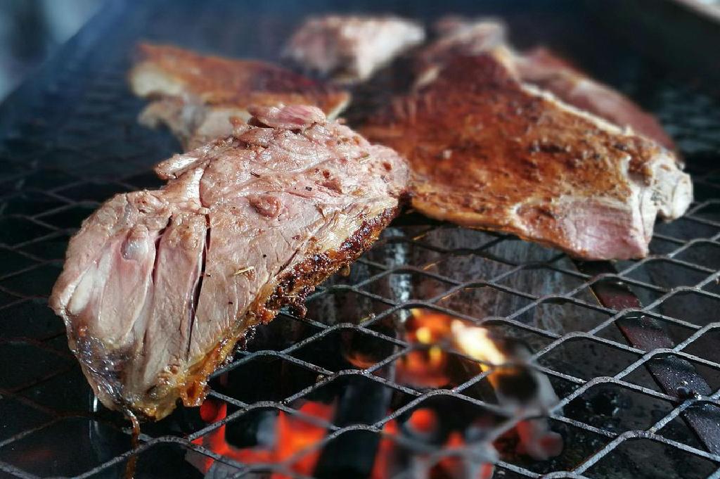 Filetes de pierna de cordero a la parrilla — Recetas de Cocina