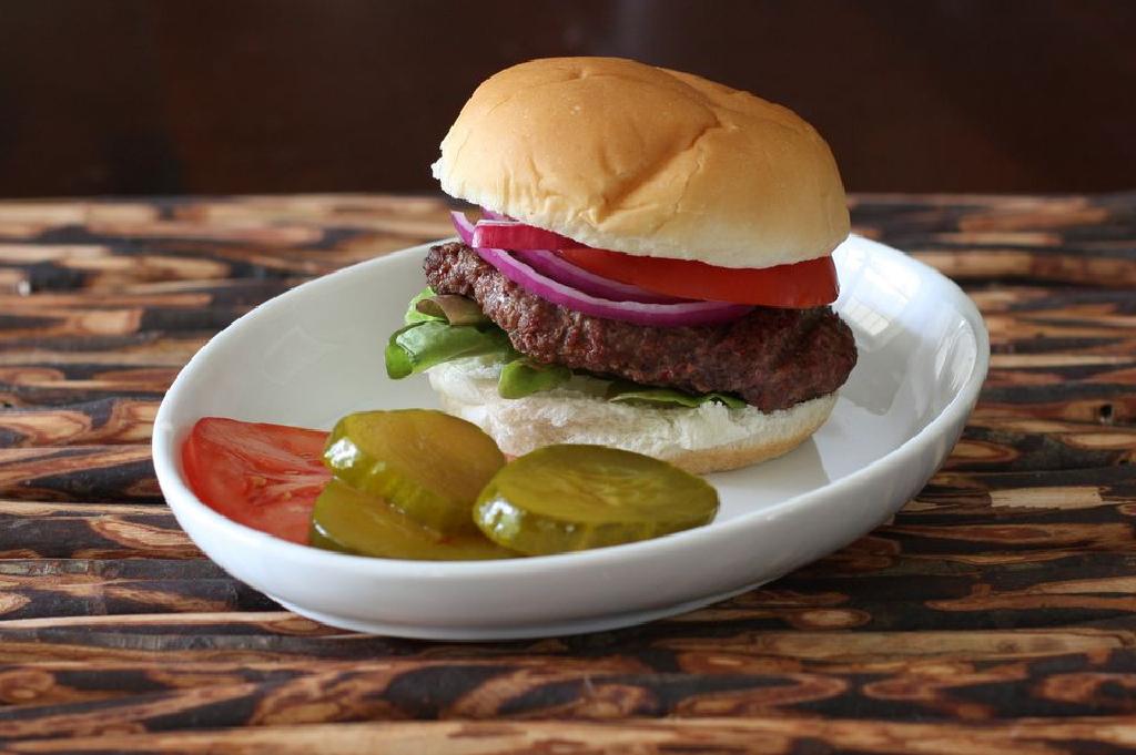 Ricetta Dell Hamburger Dell Aglio Alla Griglia Con Le Idee Della Salsa